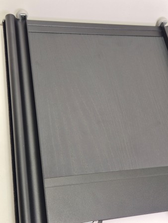 Sort struktur plate med sort tykk profil 220-270cm 3 dører (pris pr dør)