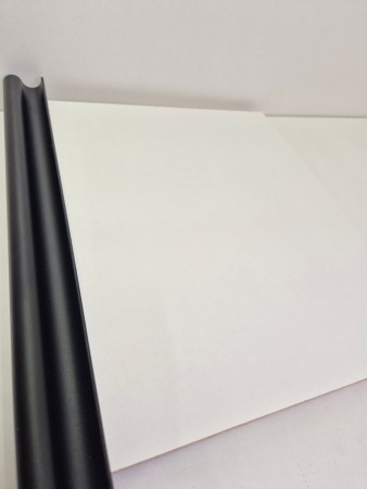 Hvit plate med sort tykk profil 180-220cm 3 dører (pris pr dør)