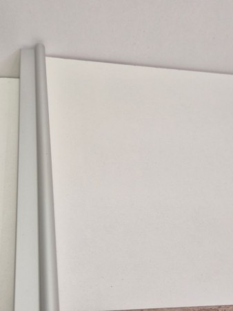 Hvit plate med aluminium smal profil 0-125cm (pris pr dør)