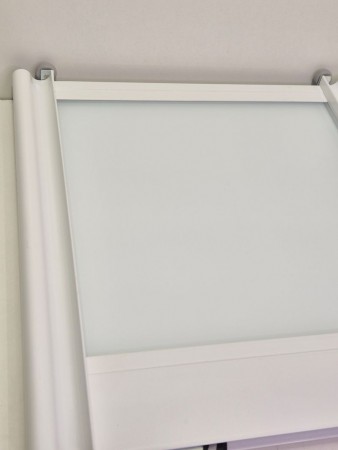 Hvit glass med hvit tykk profil 240-300cm 4 dører (pris pr dør)